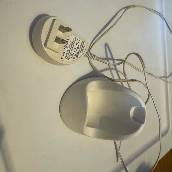 White Clarisonic Charger and new brushes - Picture 2 of 5